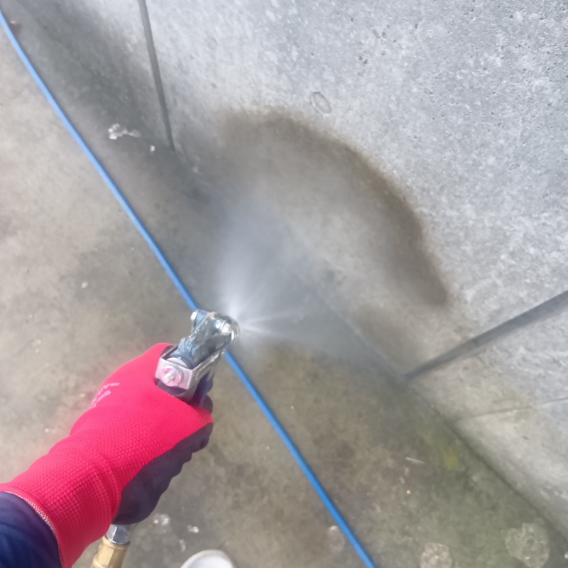 建物の外周にシロアリ駆除剤を散布