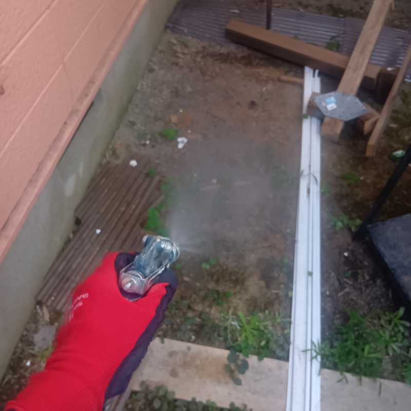 建物の外周にシロアリ駆除剤を散布