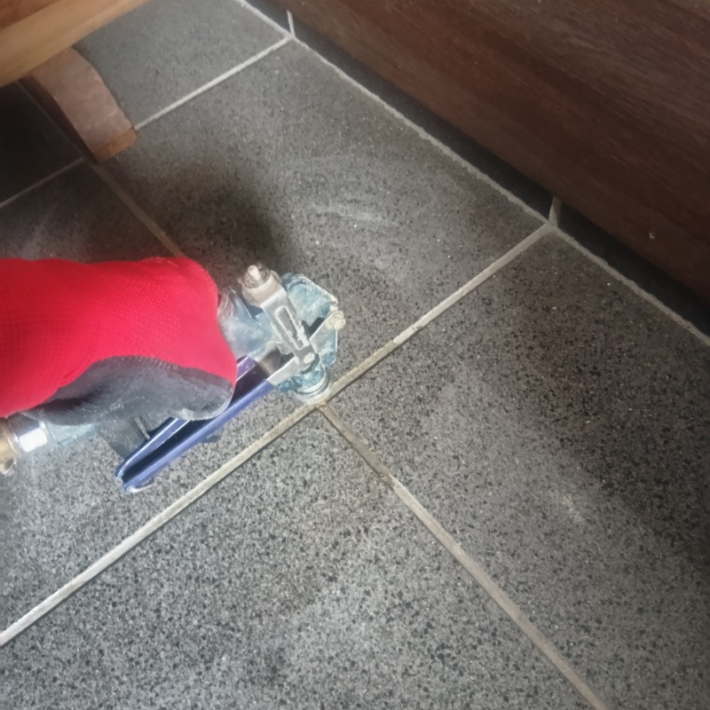 床にシロアリ駆除剤を注入