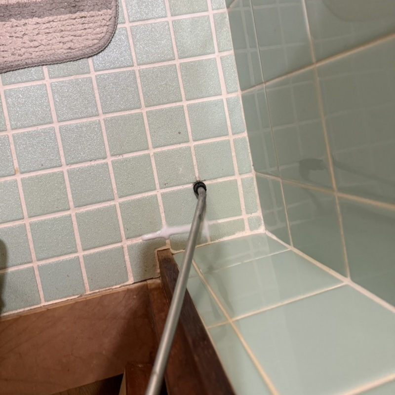 浴室の床にシロアリ駆除剤を注入