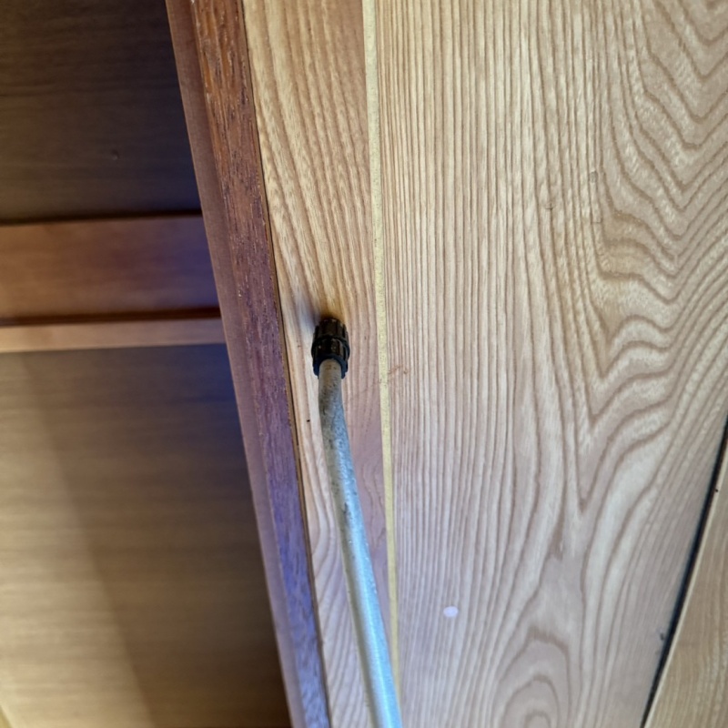 壁にシロアリ駆除剤を注入