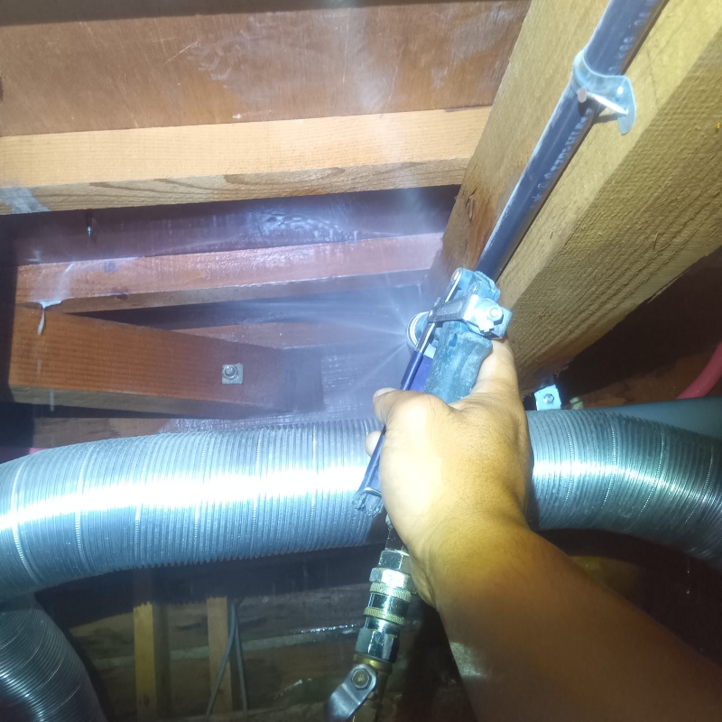 床下の木材にシロアリ駆除剤を散布