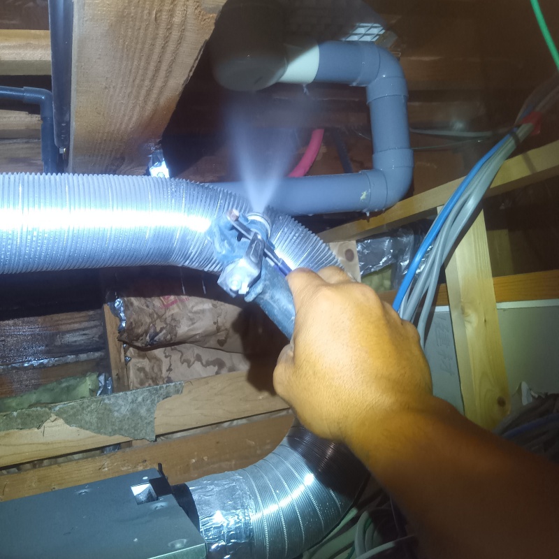 床下の木材にシロアリ駆除剤を散布