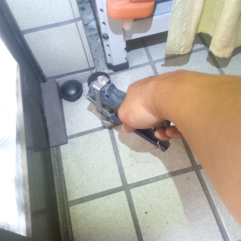 床にシロアリ駆除剤を注入