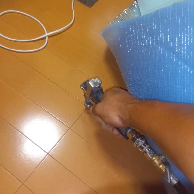 床にシロアリ駆除剤を注入