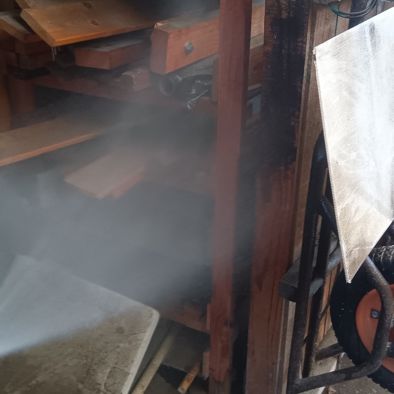 建物の木部にシロアリ駆除剤を散布