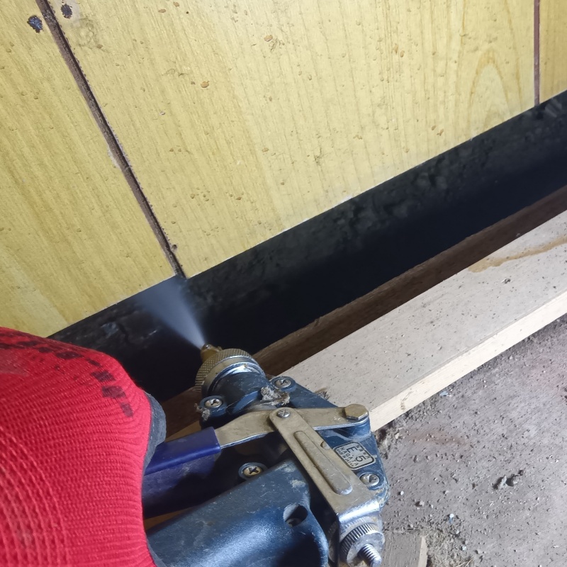 基礎のすき間からシロアリ駆除剤を散布