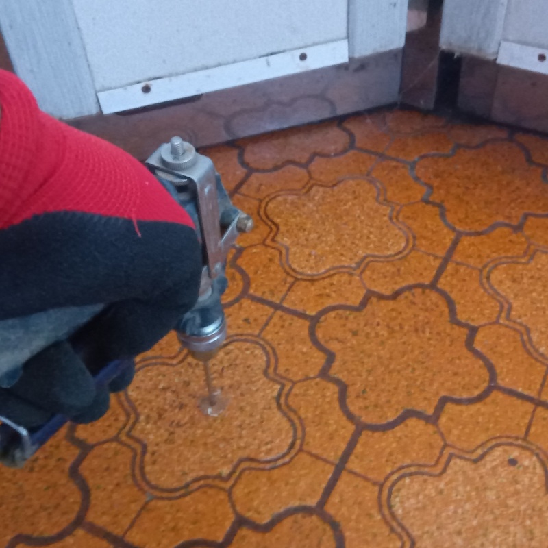 床にシロアリ駆除剤を注入