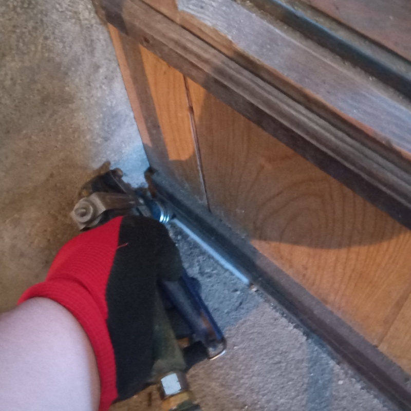 地面にシロアリ駆除剤を注入