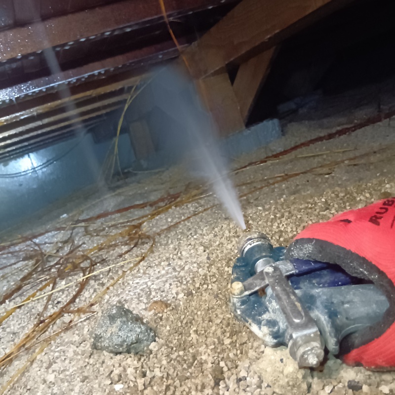 床下の木材にシロアリ駆除剤を散布