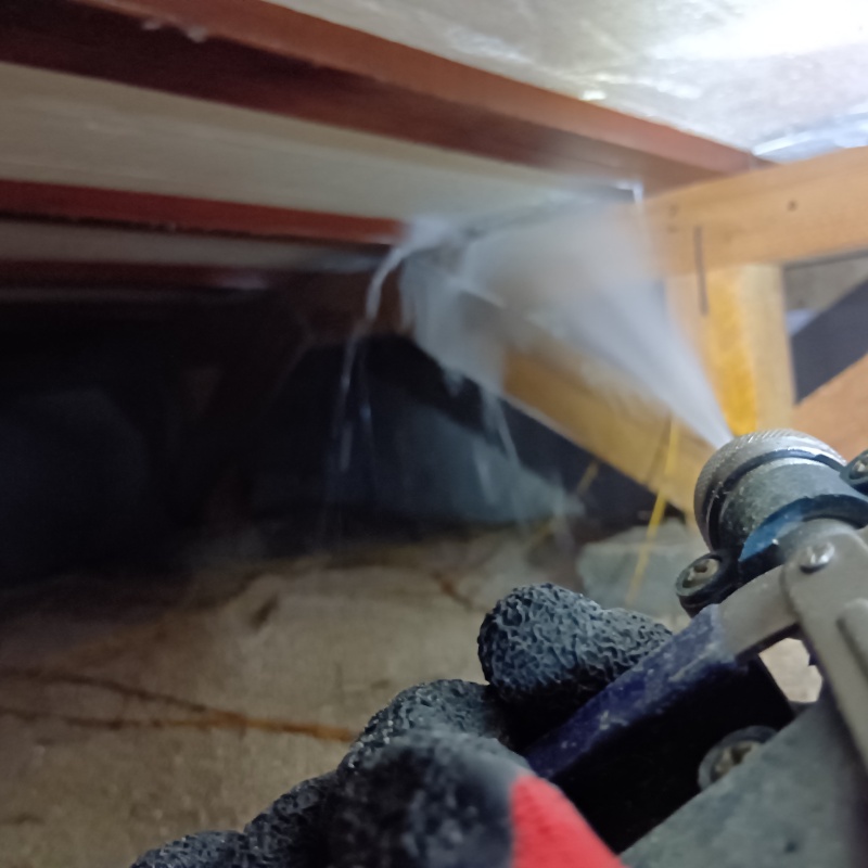 床下の木材にシロアリ駆除剤を散布