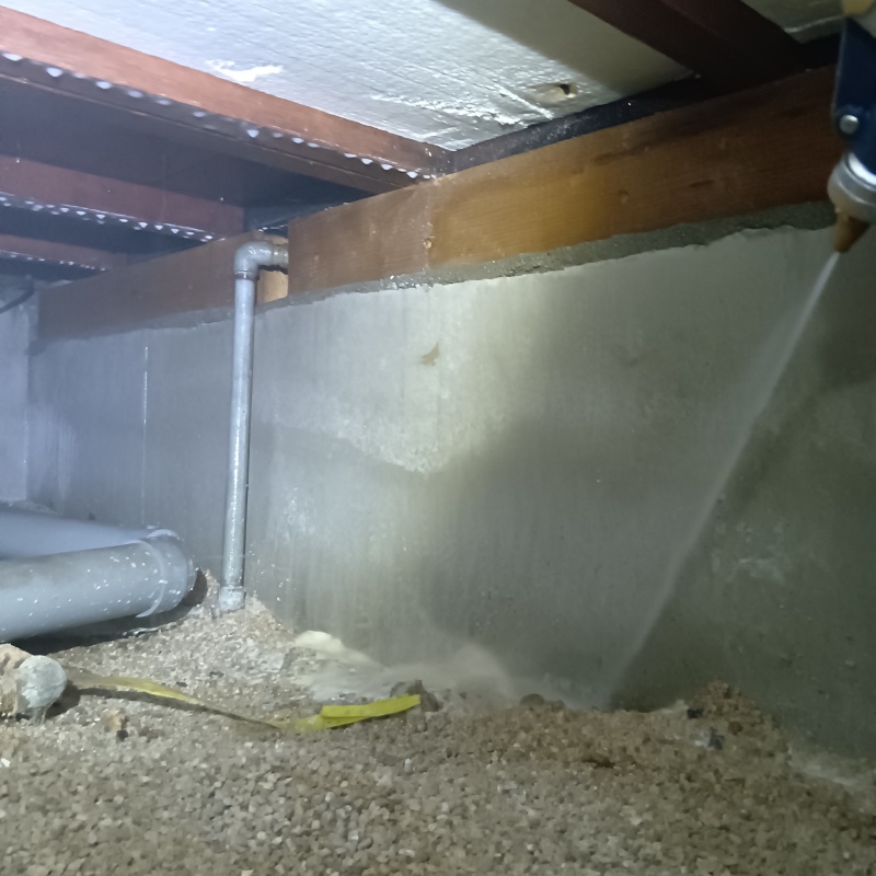 床下の地面にシロアリ駆除剤を散布