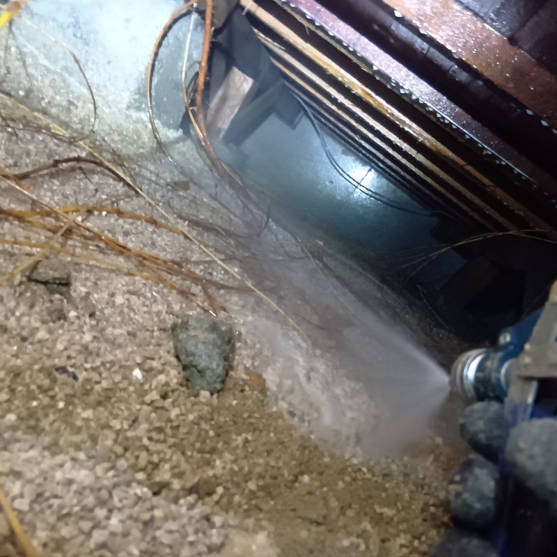 床下の地面にシロアリ駆除剤を散布