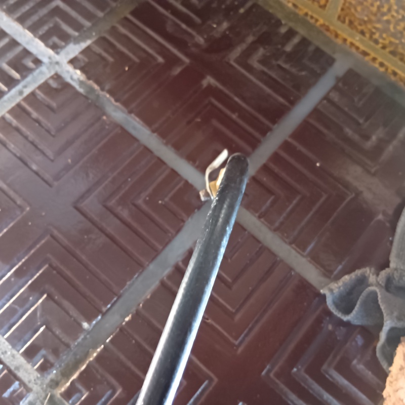 床にシロアリ駆除剤を注入