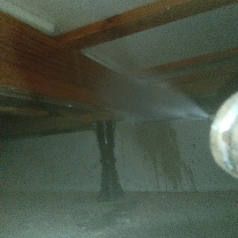 床下の木材に防蟻剤を散布