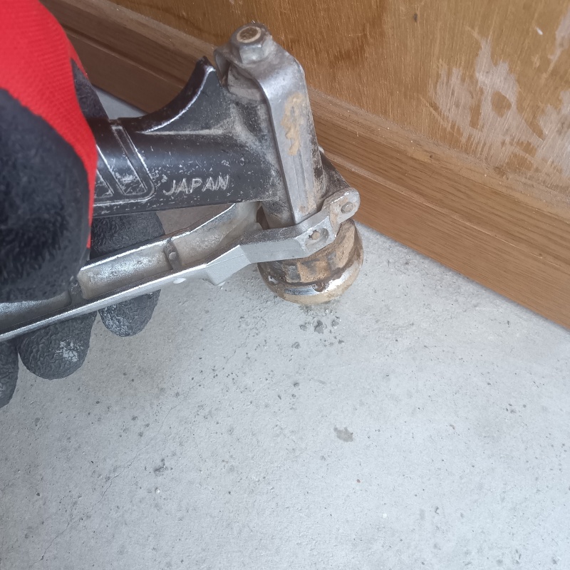 床に防蟻剤を注入