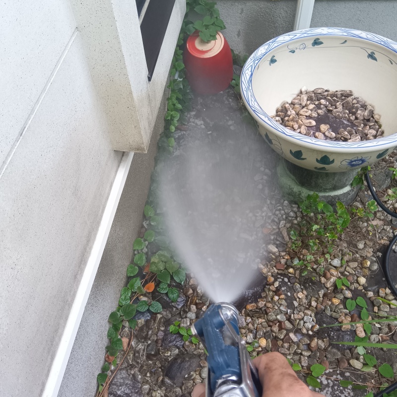 建物の外周にシロアリ駆除剤を散布