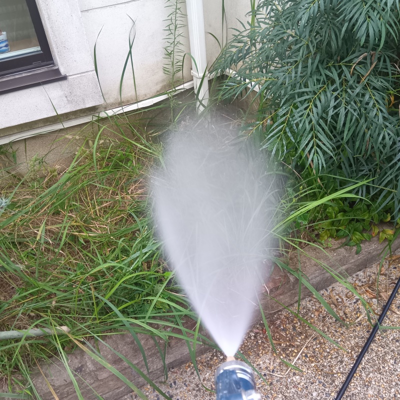 建物の外周にシロアリ駆除剤を散布