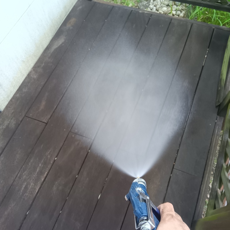 ウッドデッキにシロアリ駆除剤を散布