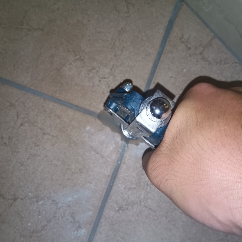 床にシロアリ駆除剤を注入