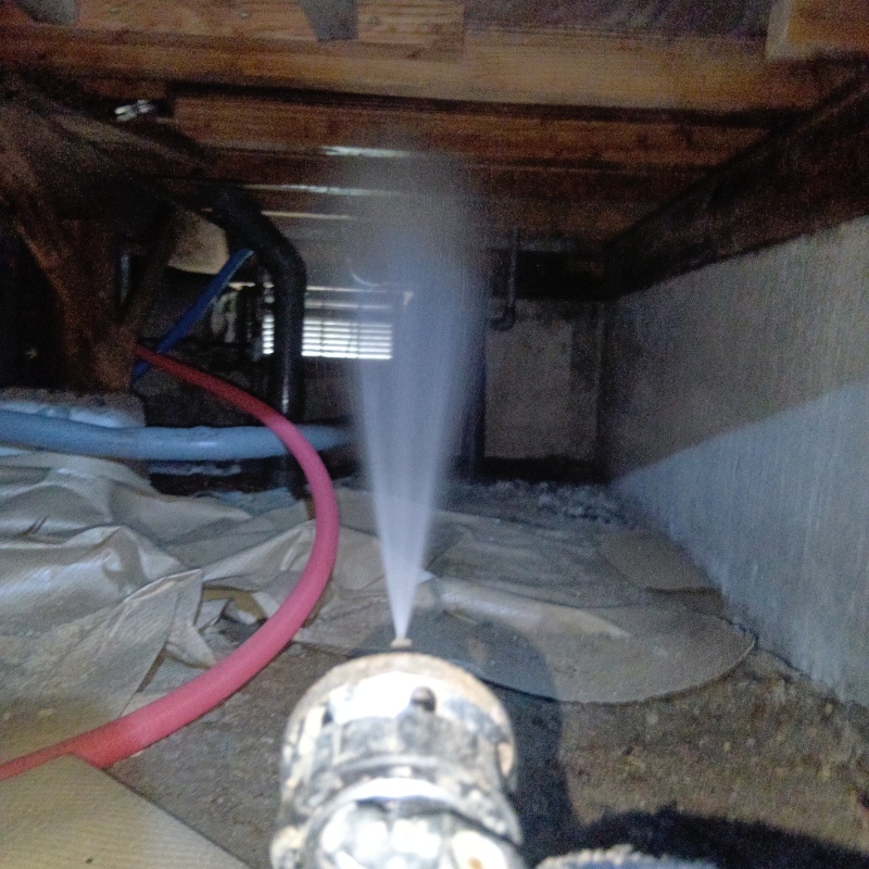 床下の木材に防蟻剤を散布