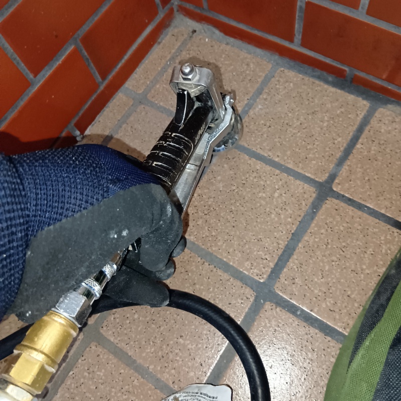 床に防蟻剤を注入