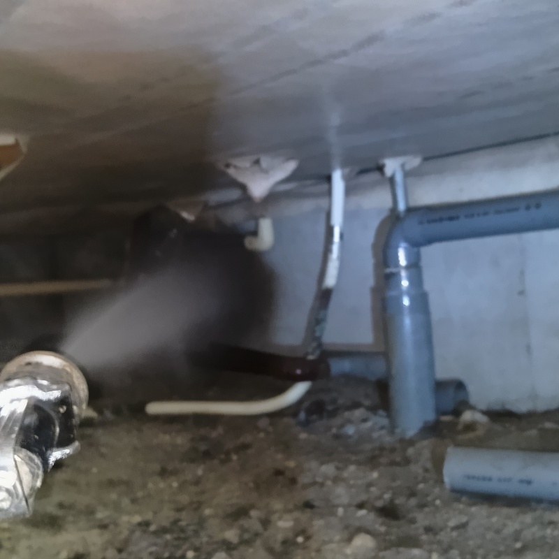 床下の木材に防蟻剤を散布