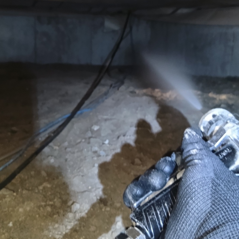 床下の木材に防蟻剤を散布