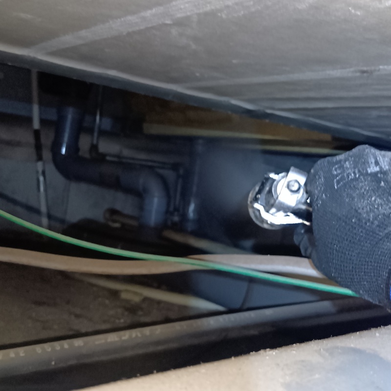 床下の地面に防蟻剤を散布