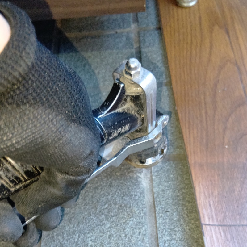 床に防蟻剤を注入