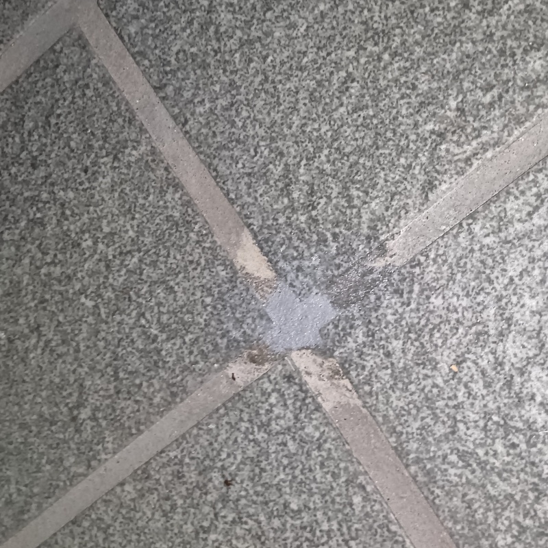 開けた穴を修復した様子