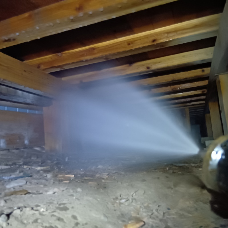 床下の木材にシロアリ駆除剤を散布