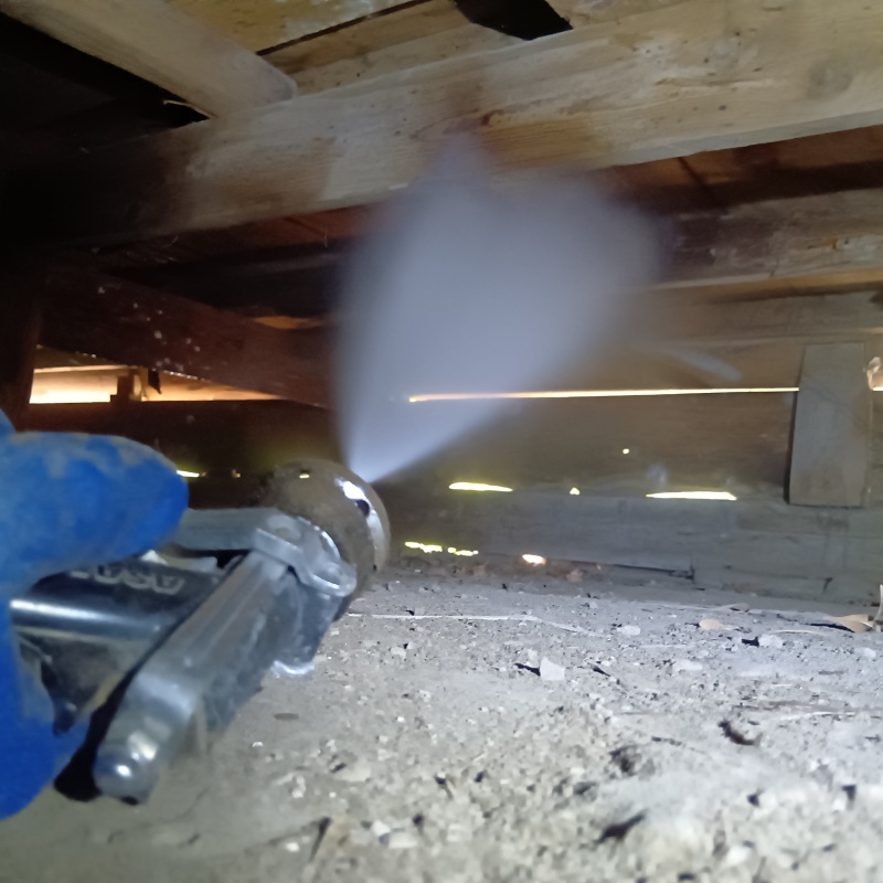 床下の木材にシロアリ駆除剤を散布