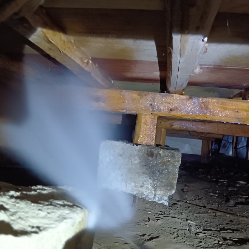 床下の地面にシロアリ駆除剤を散布