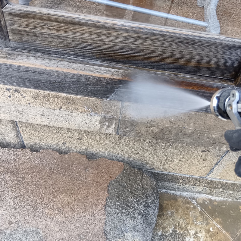 建物の外周にシロアリ駆除剤を散布