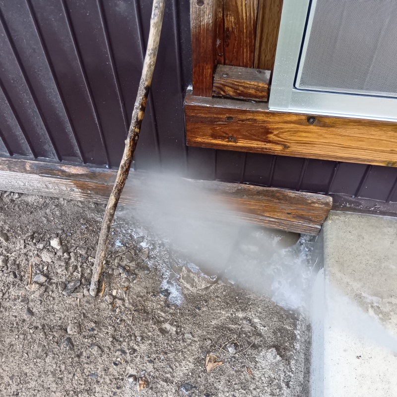 建物の外周にシロアリ駆除剤を散布