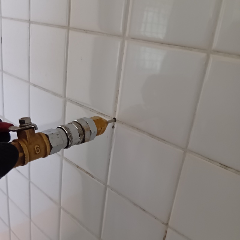 壁にシロアリ駆除剤を注入