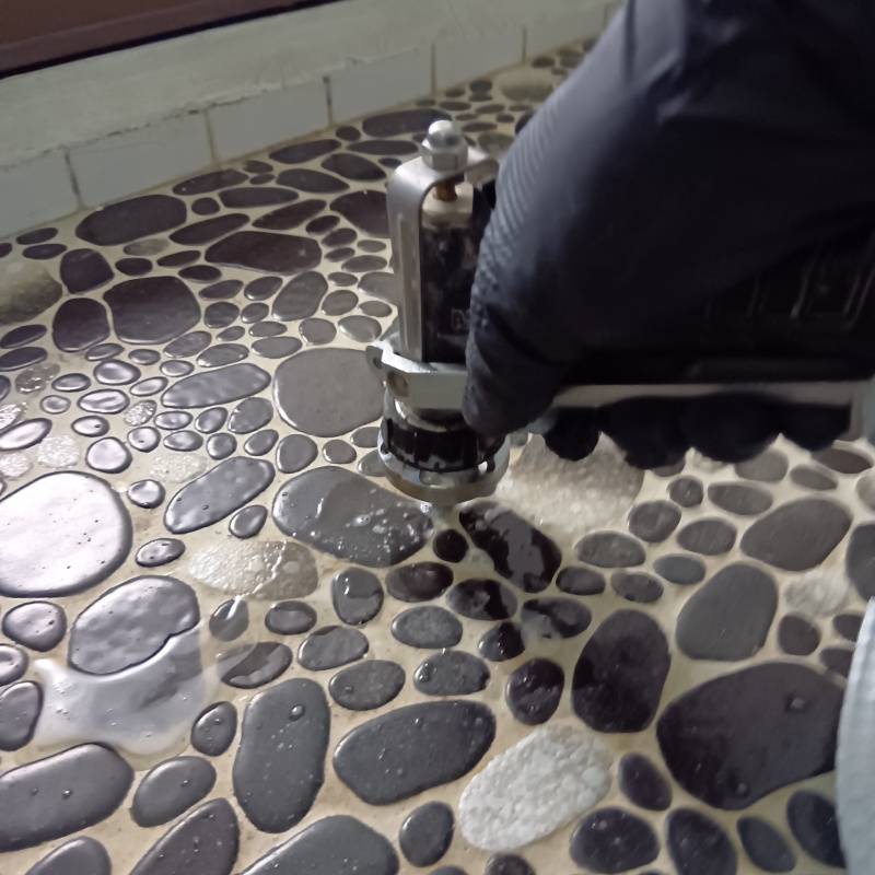 床にシロアリ駆除剤を注入