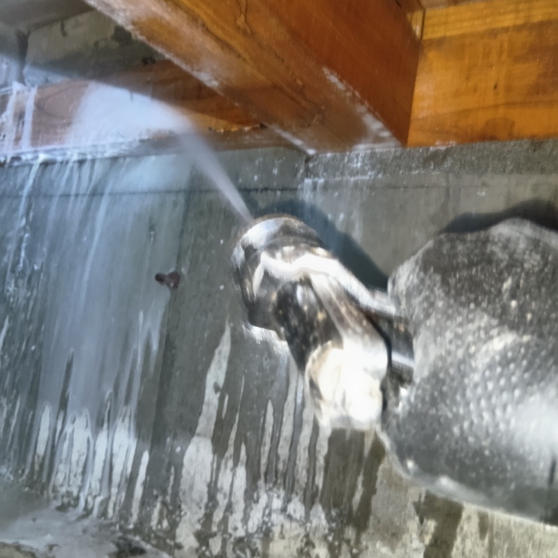 床下の木材にシロアリ駆除剤を散布