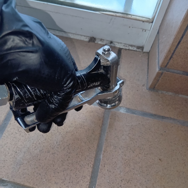 床にシロアリ駆除剤を注入