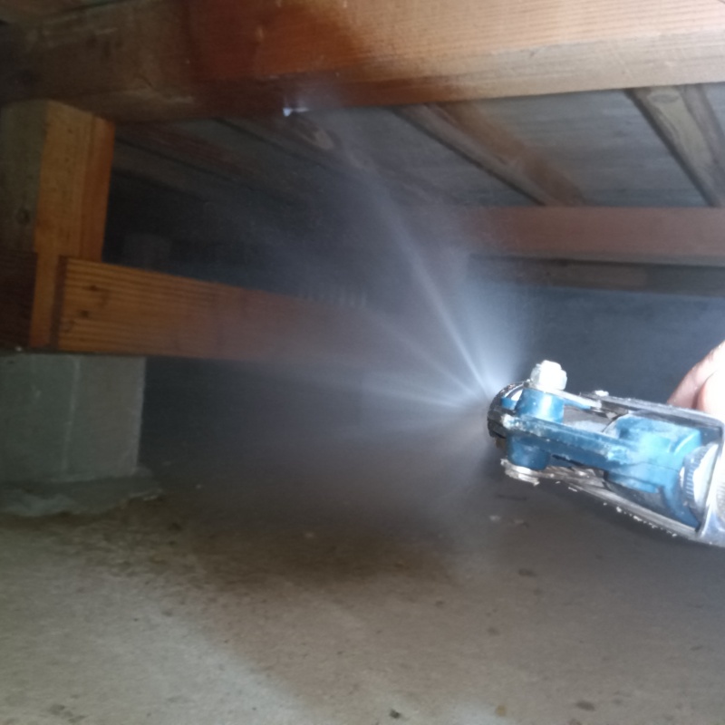 床下の木材にシロアリ駆除剤を散布