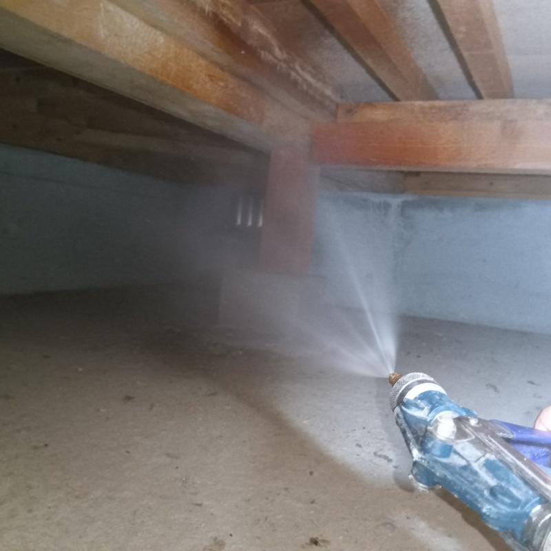 床下の木材にシロアリ駆除剤を散布