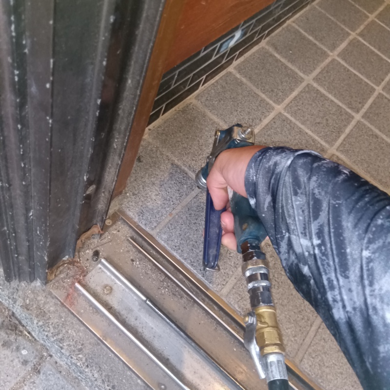 床にシロアリ駆除剤を注入