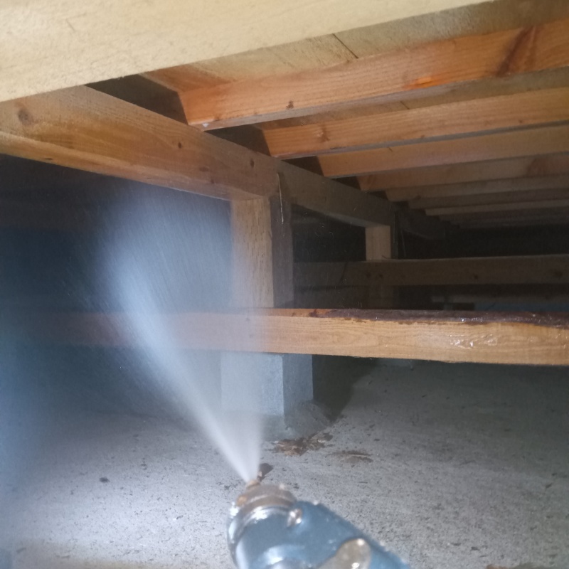 床下の木材にシロアリ駆除剤を散布