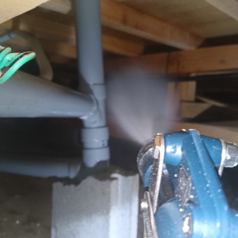 床下の木材にシロアリ駆除剤を散布