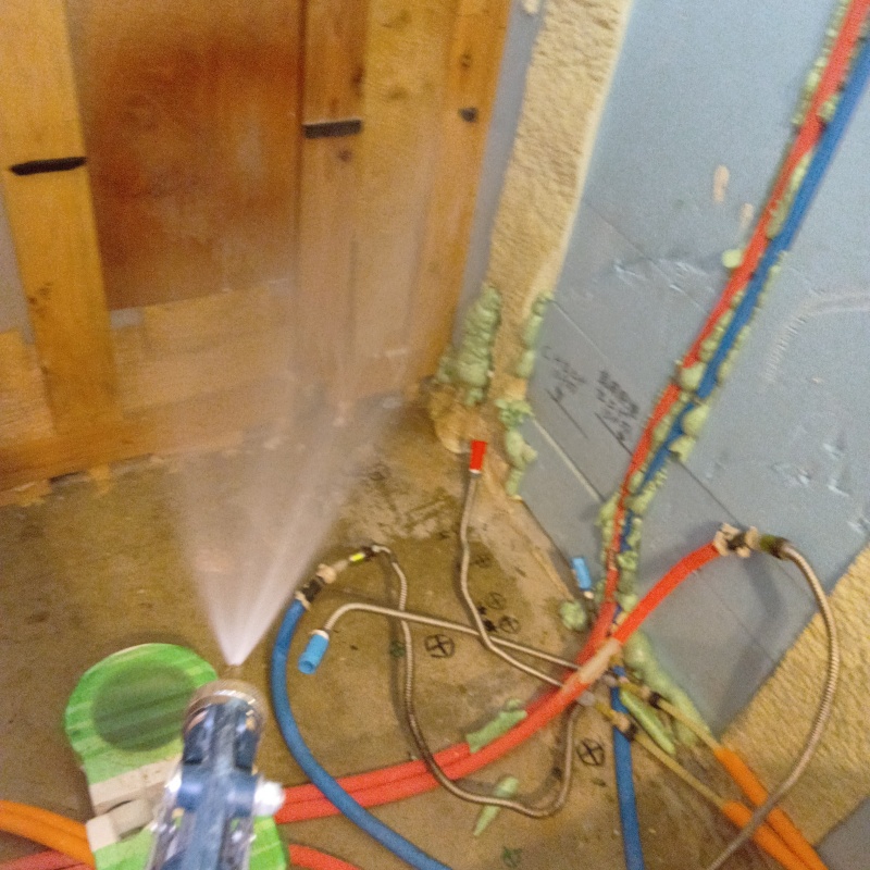 床下の木材に防蟻剤を散布