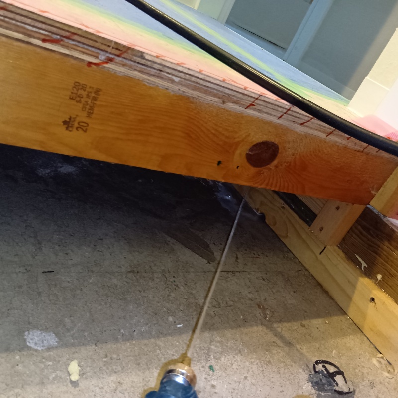 床下の木材に防蟻剤を散布