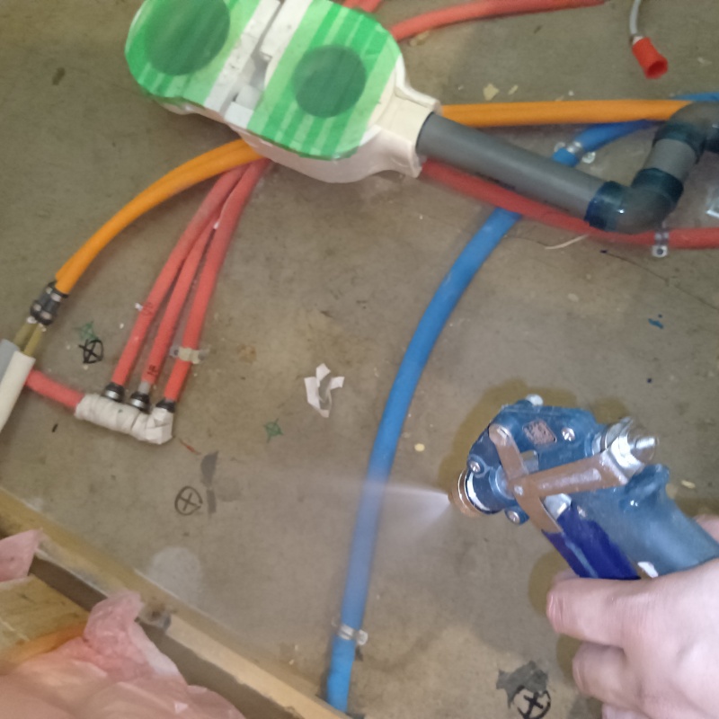 床下の地面に防蟻剤を散布