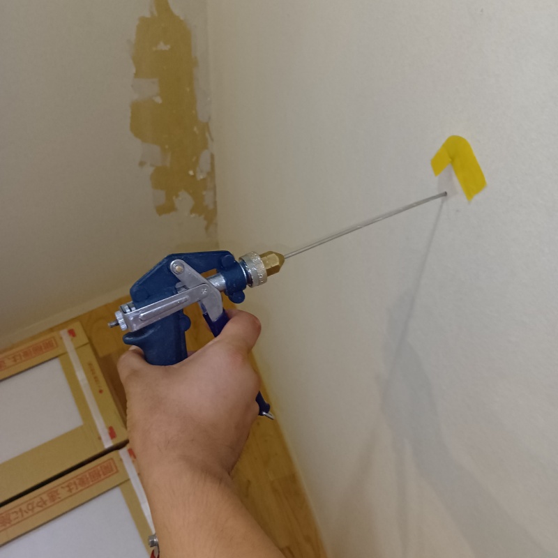 壁に防蟻剤を注入