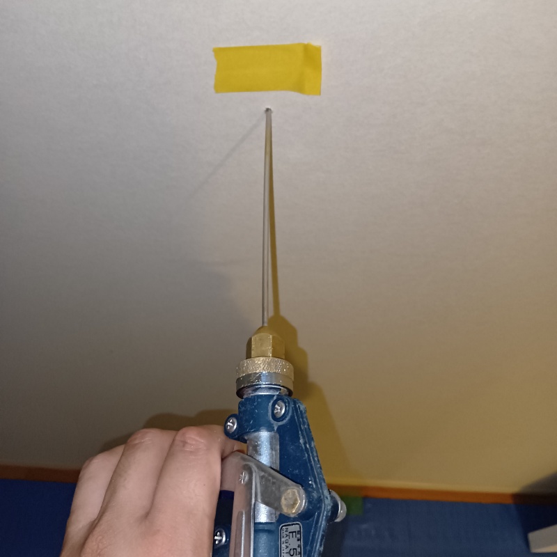 壁に防蟻剤を注入